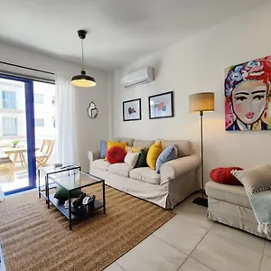 fridas-cozy-two-bedroom-apt.larnacahotels.org/